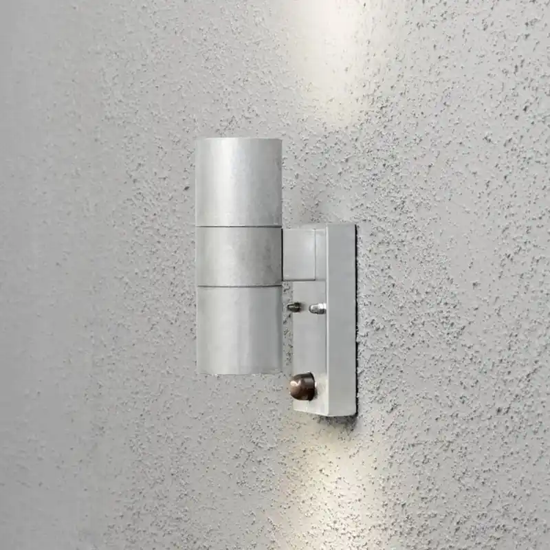 Beställ idag Modena Vägglykta Upp/Ned Med Rörelsevakt PIR GU10 230-240V IP44 Galvaniserad Konstsmide